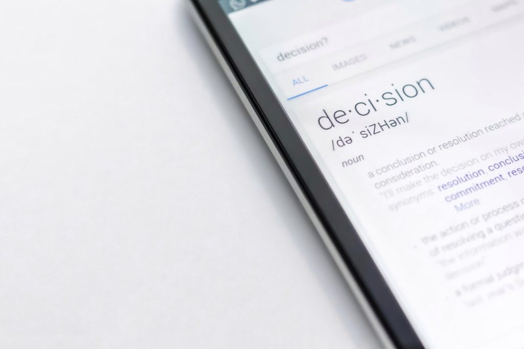 Diccionario digital en inglés con la palabra "decision"